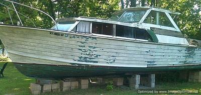 1961, 34 ft Chris Craft Cabin Cruiser with a Flying Bridge
